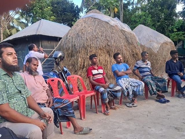 উঠান বৈঠকে উপস্থিত এলাকাবাসী