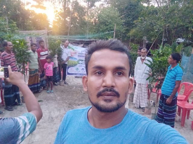 কর্মসূচি শেষে স্বেচ্ছাসেবকদের সঙ্গে